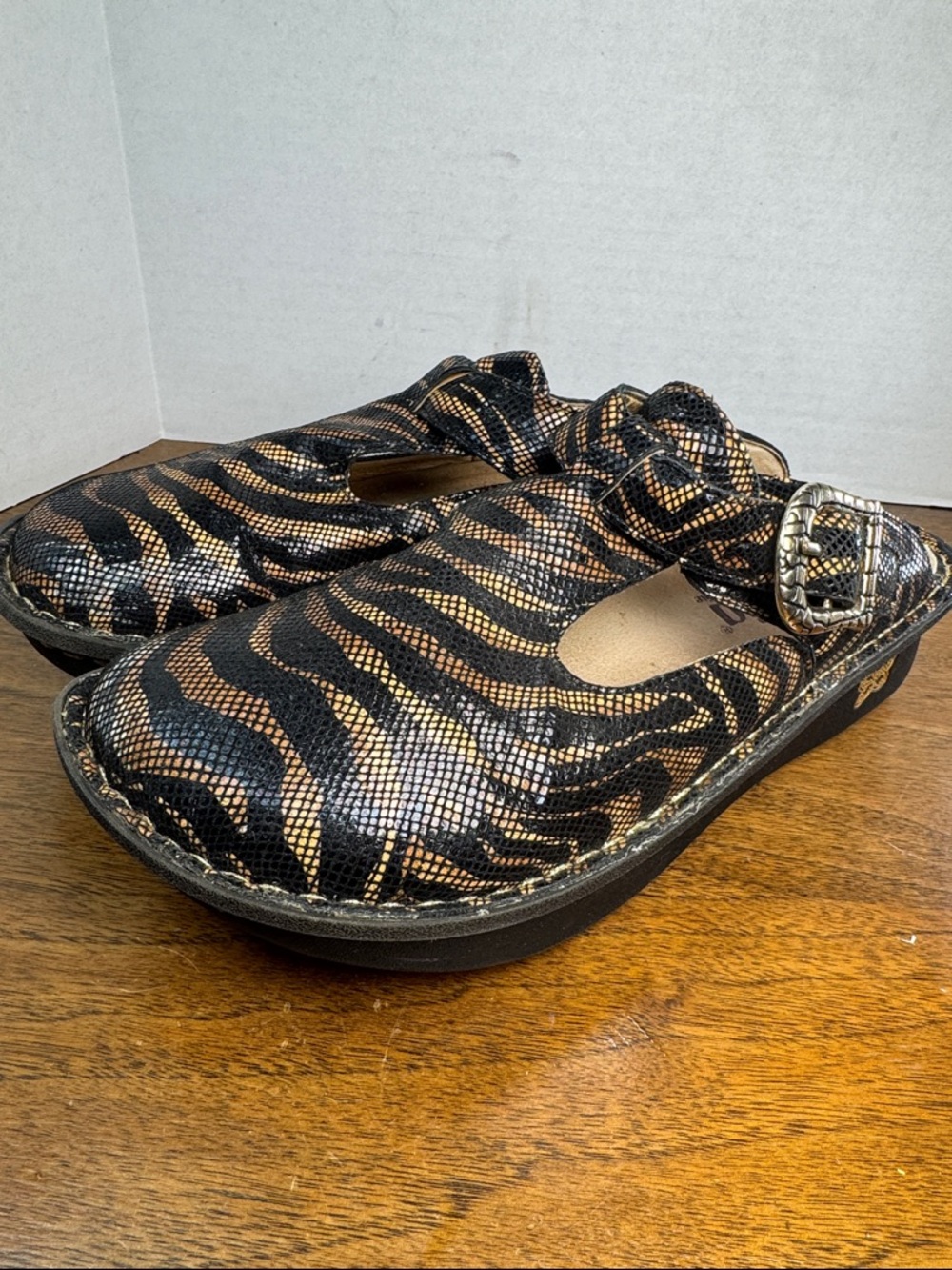 Alegria Womens Snake-Textured Tiger Print Buckle Clog, sz EU 37, US 7 / 7.5